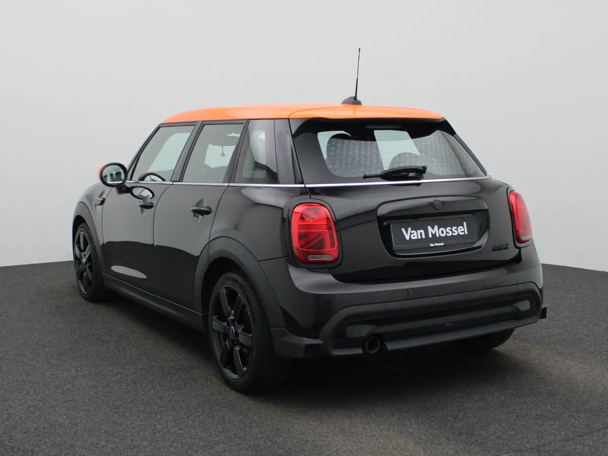 1.5 Cooper Classic Automaat | Apple/Android Play | Camera | Navi | Sport Stuur/Stoelen | Leder | LED | Keyless | Comfort Pack | Connected Navigation | 12 Maand BOVAG Garantie! |