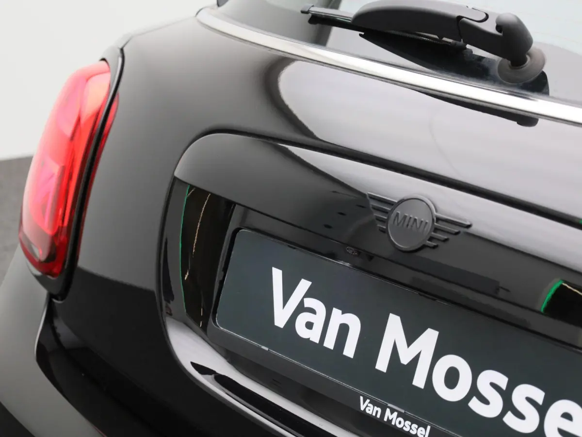 1.5 Cooper Classic Automaat | Apple/Android Play | Camera | Navi | Sport Stuur/Stoelen | Leder | LED | Keyless | Comfort Pack | Connected Navigation | 12 Maand BOVAG Garantie! |