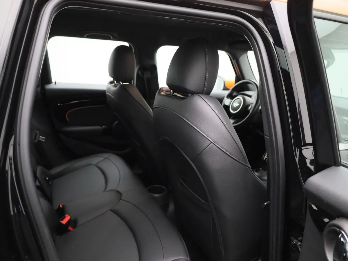 1.5 Cooper Classic Automaat | Apple/Android Play | Camera | Navi | Sport Stuur/Stoelen | Leder | LED | Keyless | Comfort Pack | Connected Navigation | 12 Maand BOVAG Garantie! |