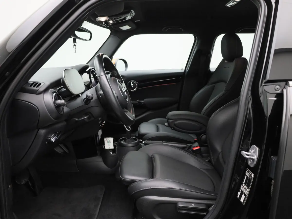 1.5 Cooper Classic Automaat | Apple/Android Play | Camera | Navi | Sport Stuur/Stoelen | Leder | LED | Keyless | Comfort Pack | Connected Navigation | 12 Maand BOVAG Garantie! |