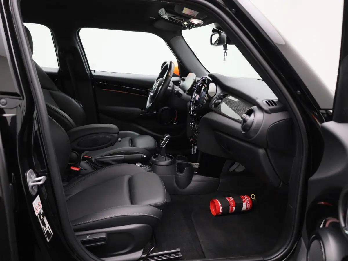1.5 Cooper Classic Automaat | Apple/Android Play | Camera | Navi | Sport Stuur/Stoelen | Leder | LED | Keyless | Comfort Pack | Connected Navigation | 12 Maand BOVAG Garantie! |