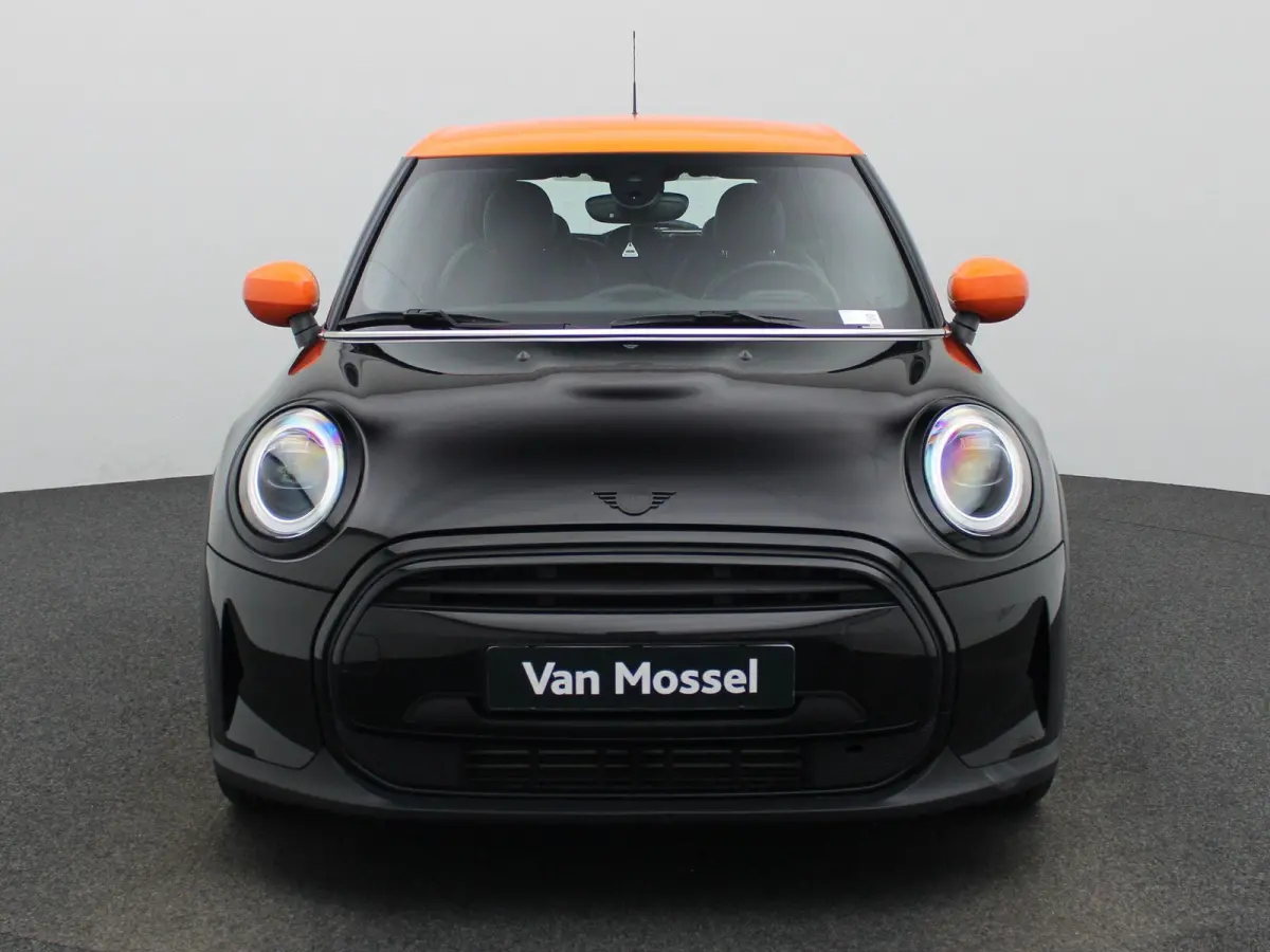 1.5 Cooper Classic Automaat | Apple/Android Play | Camera | Navi | Sport Stuur/Stoelen | Leder | LED | Keyless | Comfort Pack | Connected Navigation | 12 Maand BOVAG Garantie! |