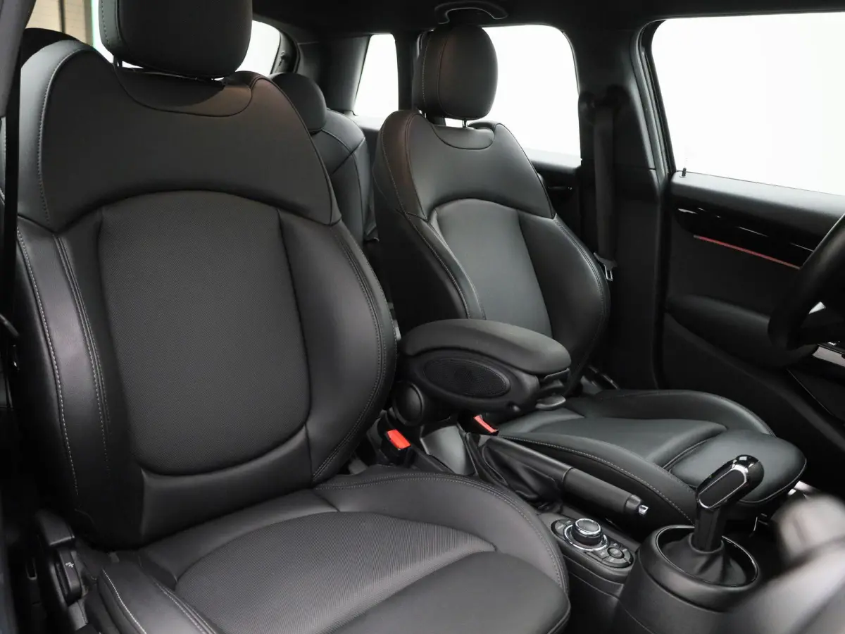 1.5 Cooper Classic Automaat | Apple/Android Play | Camera | Navi | Sport Stuur/Stoelen | Leder | LED | Keyless | Comfort Pack | Connected Navigation | 12 Maand BOVAG Garantie! |