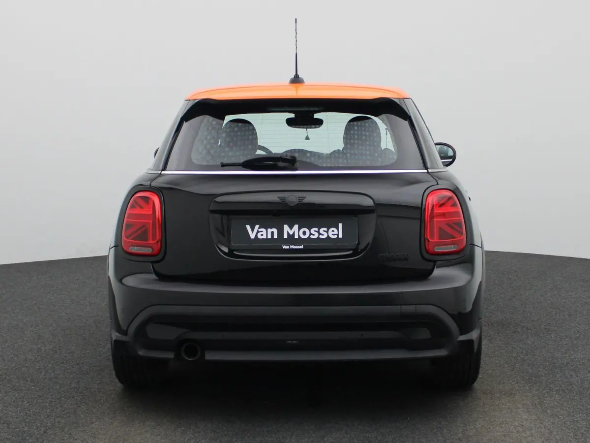 1.5 Cooper Classic Automaat | Apple/Android Play | Camera | Navi | Sport Stuur/Stoelen | Leder | LED | Keyless | Comfort Pack | Connected Navigation | 12 Maand BOVAG Garantie! |