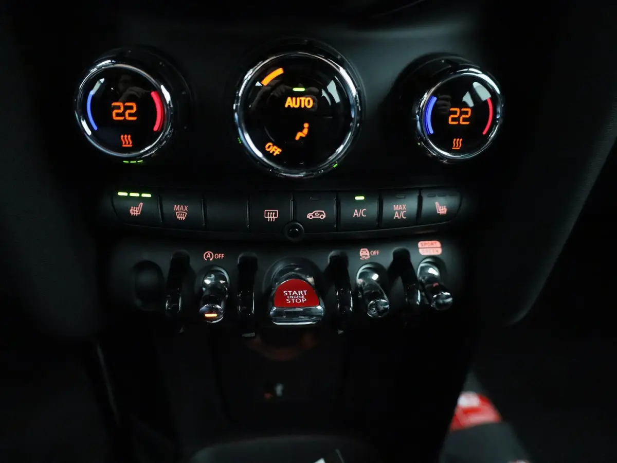 1.5 Cooper Classic Automaat | Apple/Android Play | Camera | Navi | Sport Stuur/Stoelen | Leder | LED | Keyless | Comfort Pack | Connected Navigation | 12 Maand BOVAG Garantie! |
