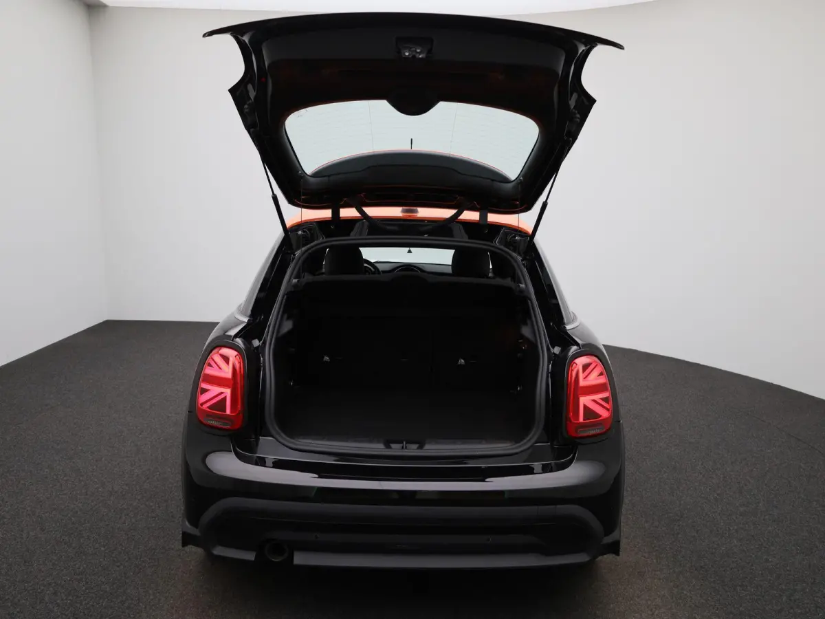 1.5 Cooper Classic Automaat | Apple/Android Play | Camera | Navi | Sport Stuur/Stoelen | Leder | LED | Keyless | Comfort Pack | Connected Navigation | 12 Maand BOVAG Garantie! |