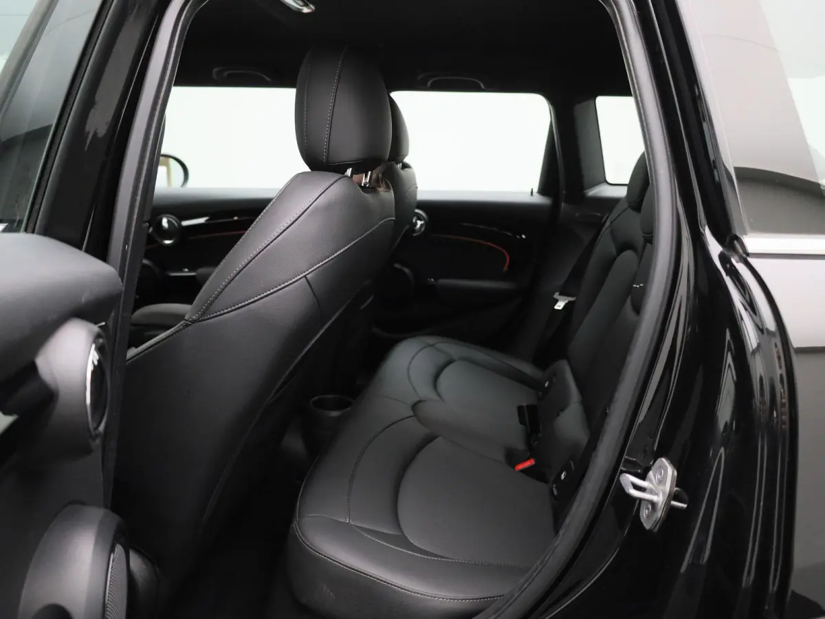 1.5 Cooper Classic Automaat | Apple/Android Play | Camera | Navi | Sport Stuur/Stoelen | Leder | LED | Keyless | Comfort Pack | Connected Navigation | 12 Maand BOVAG Garantie! |