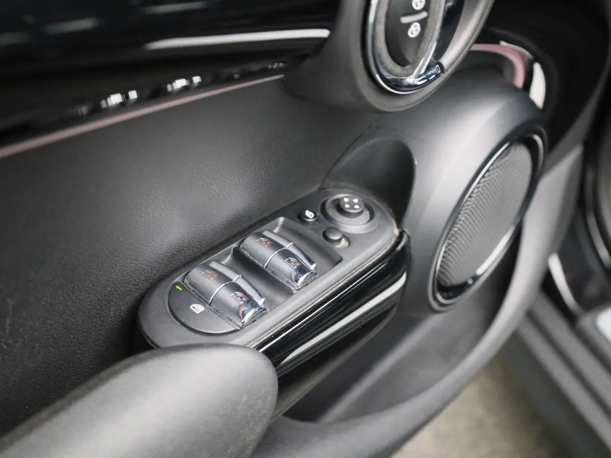 1.5 Cooper Classic Automaat | Apple/Android Play | Camera | Navi | Sport Stuur/Stoelen | Leder | LED | Keyless | Comfort Pack | Connected Navigation | 12 Maand BOVAG Garantie! |