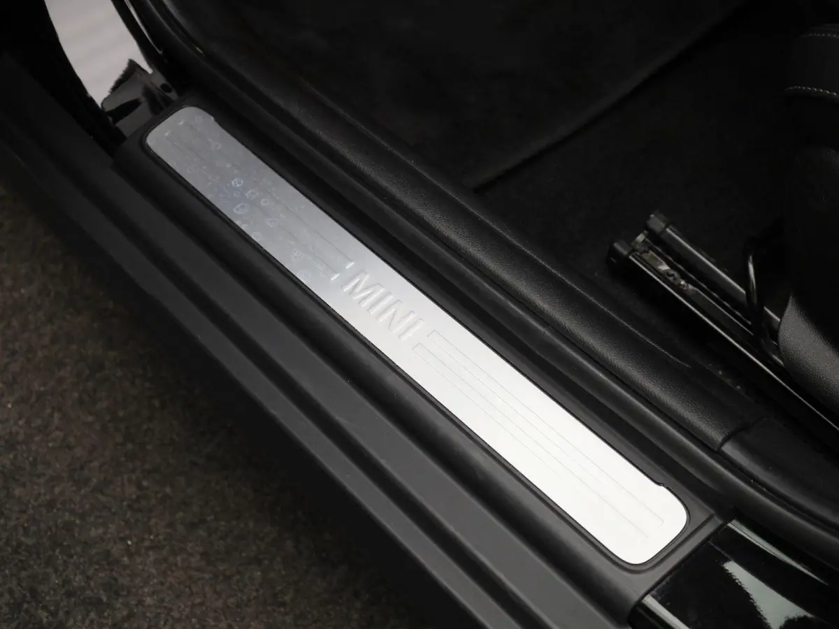 1.5 Cooper Classic Automaat | Apple/Android Play | Camera | Navi | Sport Stuur/Stoelen | Leder | LED | Keyless | Comfort Pack | Connected Navigation | 12 Maand BOVAG Garantie! |