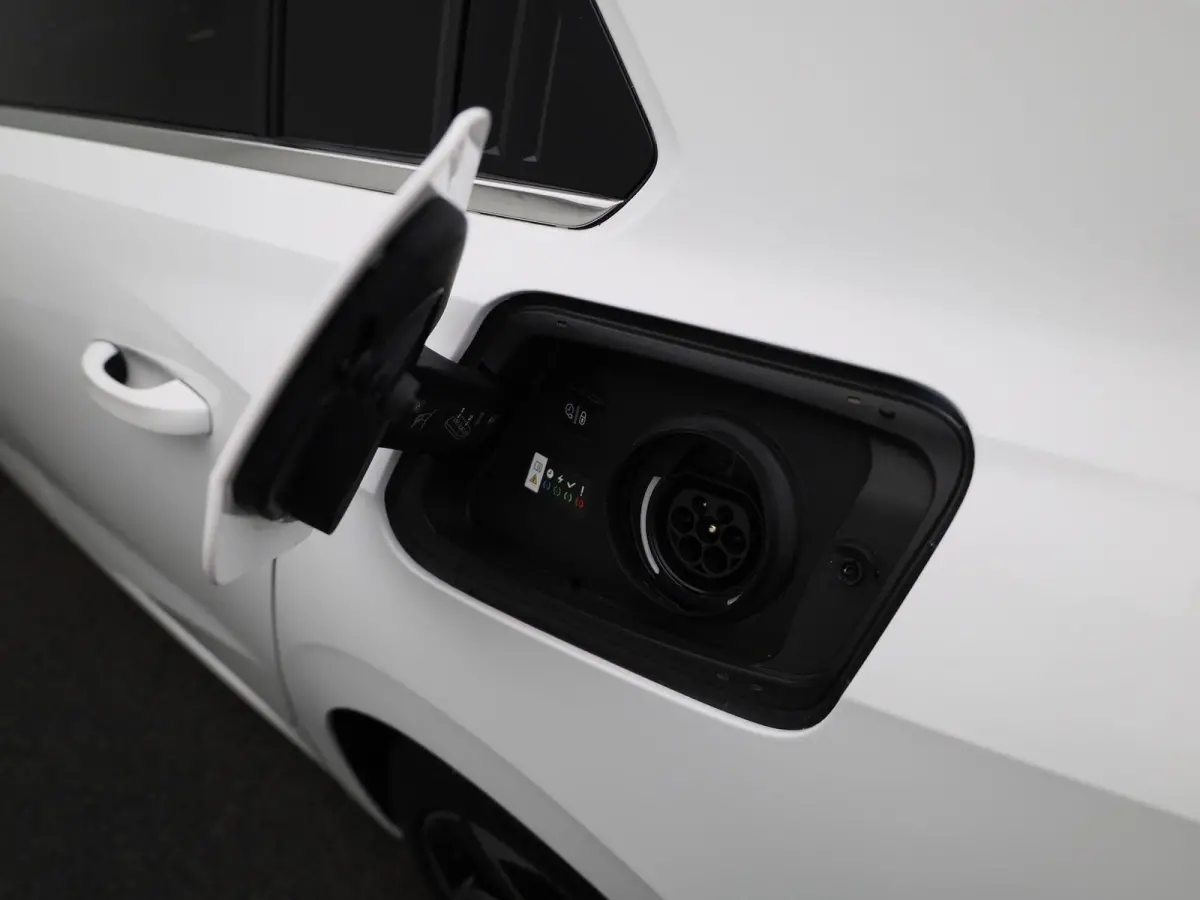1.6 Turbo Hybrid 132kW Elegance | CAMERA | LED | STOELVERWARMING | APPLE CARPLAY / ANDROID AUTO