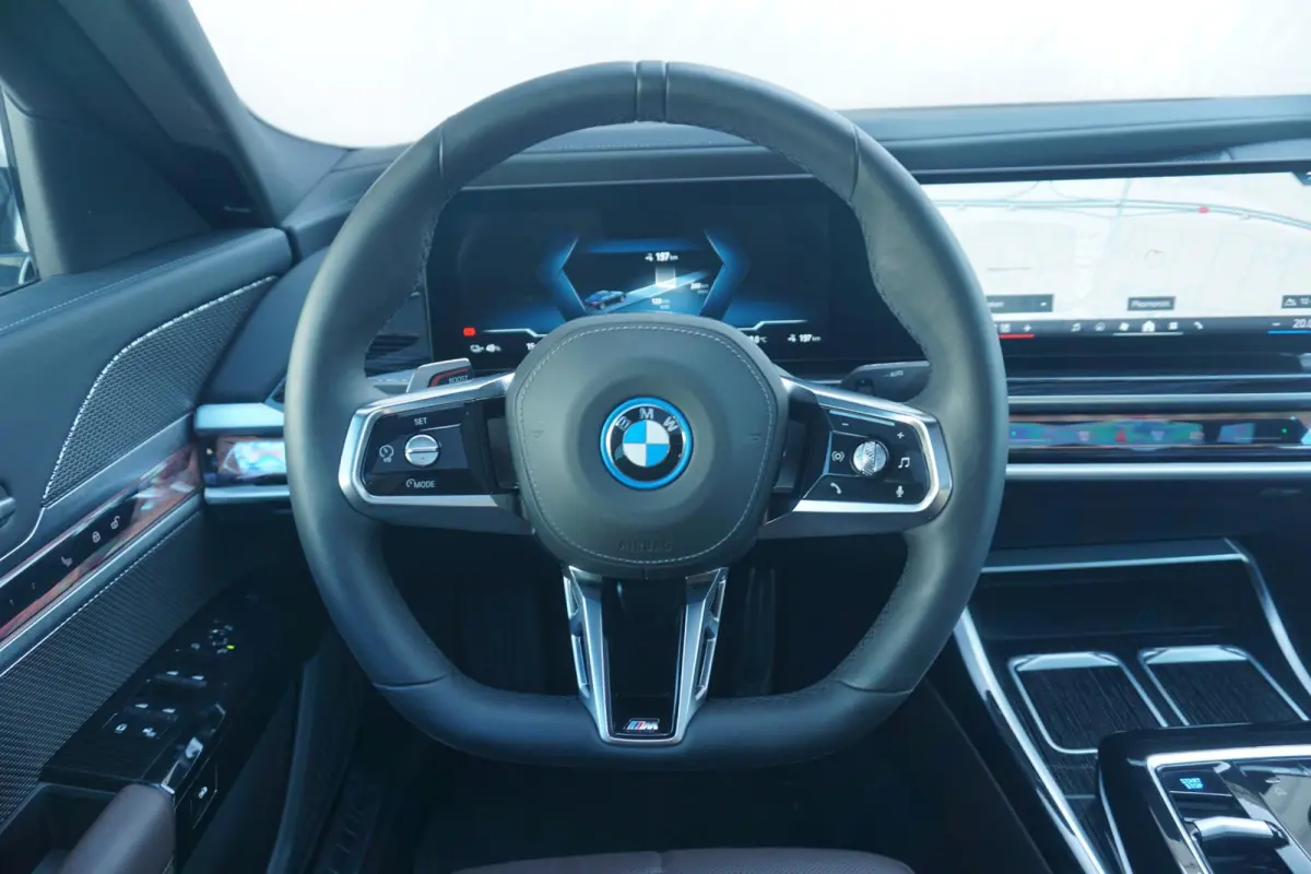 Sedan eDrive50 | M Sportpakket | Active Steering | Driving Assistant Professional | Rear-Seat Entertainment | Warmte Comfortpakket voor en achter