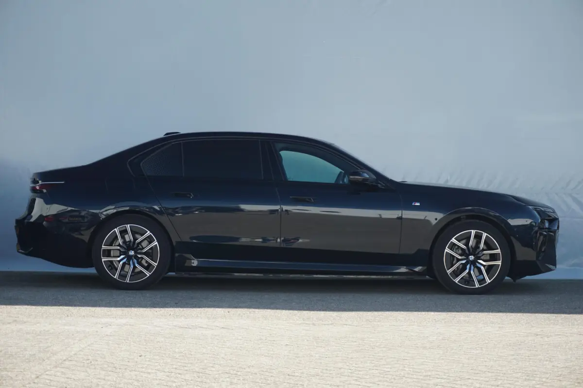 Sedan eDrive50 | M Sportpakket | Active Steering | Driving Assistant Professional | Rear-Seat Entertainment | Warmte Comfortpakket voor en achter