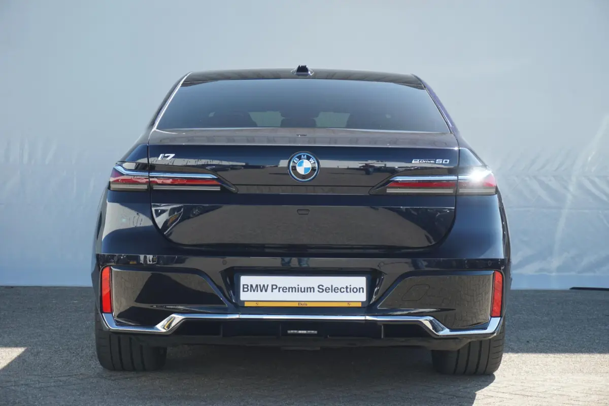 Sedan eDrive50 | M Sportpakket | Active Steering | Driving Assistant Professional | Rear-Seat Entertainment | Warmte Comfortpakket voor en achter
