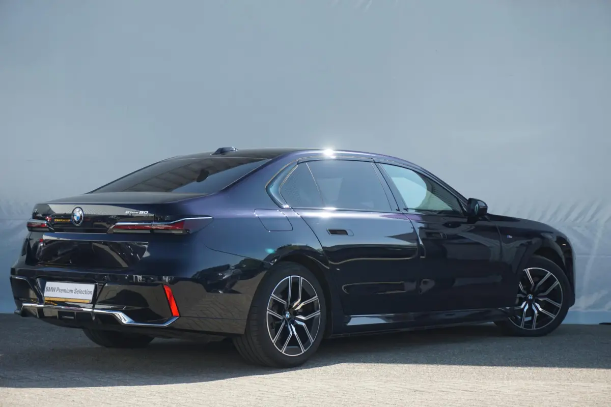 Sedan eDrive50 | M Sportpakket | Active Steering | Driving Assistant Professional | Rear-Seat Entertainment | Warmte Comfortpakket voor en achter