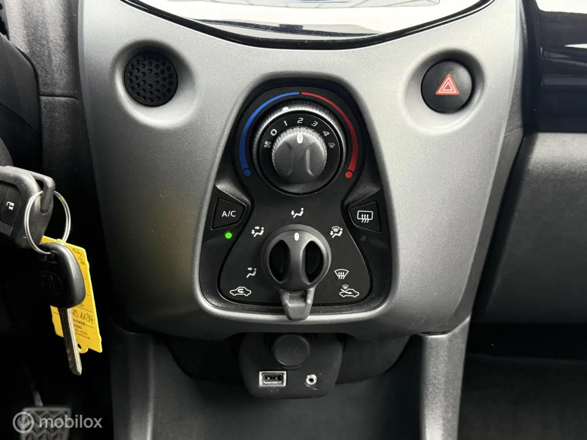 1.0 VVT-i x-play Bi-tone Carplay Camera Lichtmetaal 5 Deurs