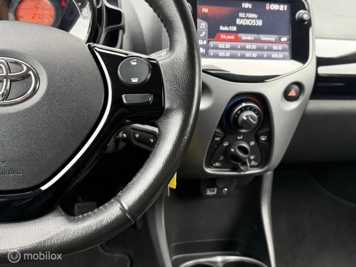 1.0 VVT-i x-play Bi-tone Carplay Camera Lichtmetaal 5 Deurs