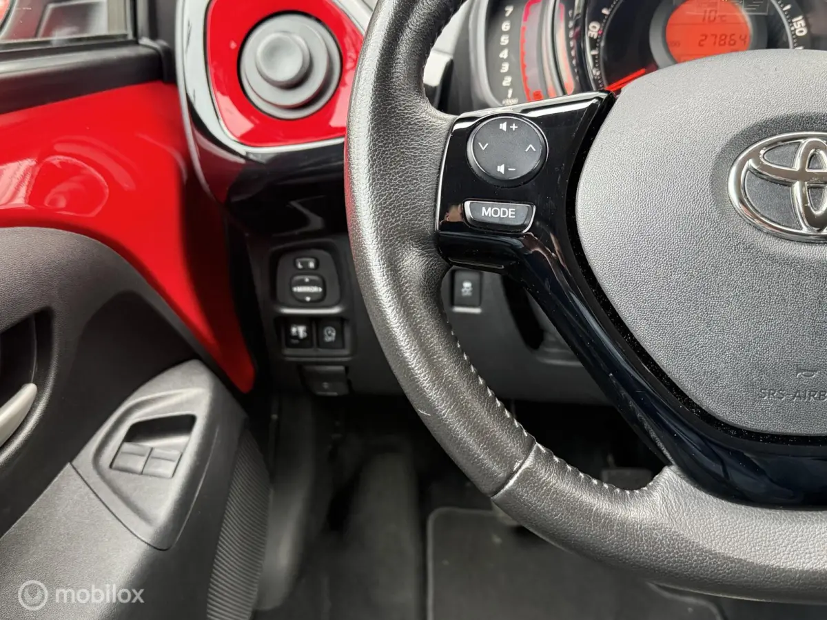 1.0 VVT-i x-play Bi-tone Carplay Camera Lichtmetaal 5 Deurs