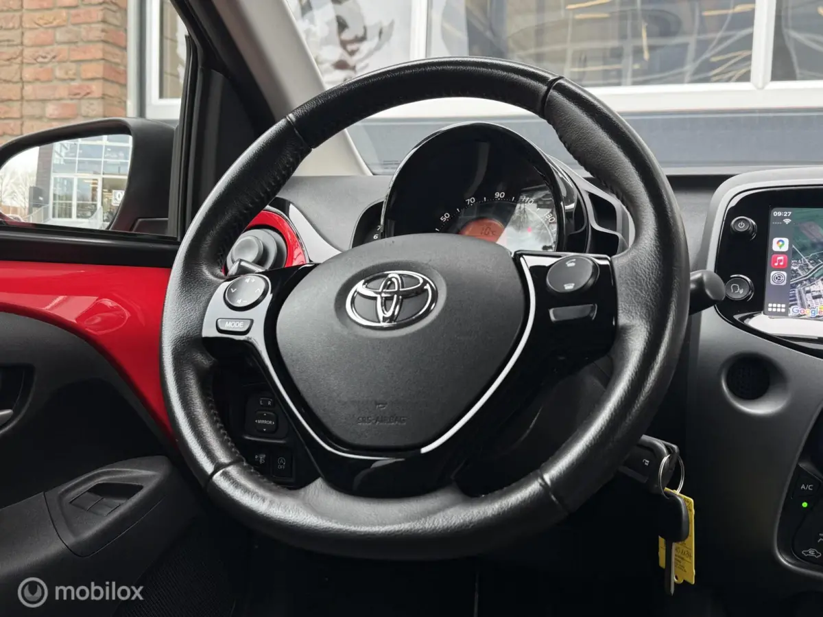 1.0 VVT-i x-play Bi-tone Carplay Camera Lichtmetaal 5 Deurs