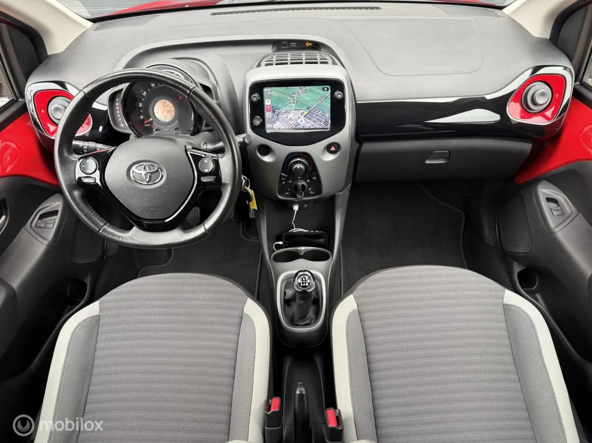 1.0 VVT-i x-play Bi-tone Carplay Camera Lichtmetaal 5 Deurs