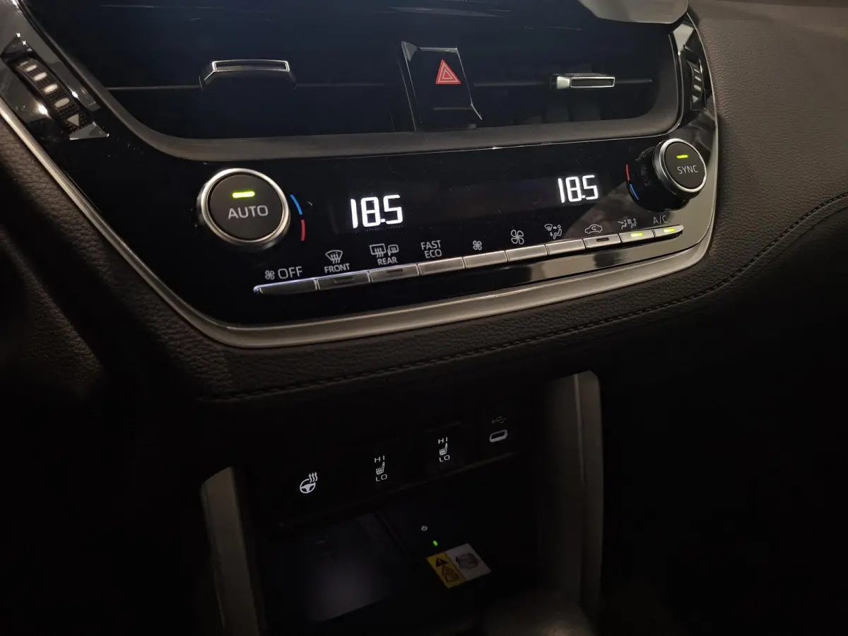 Hybrid 140 Style | ADAPTIEVE CRUISE CONTROL | PARKEERSENSOREN VOOR EN ACHTER | ACHTERUITRIJCAMERA | STOEL- EN STUURVERWARMING | ELEKTRISCH BEDIENBARE ACHTERKLEP |