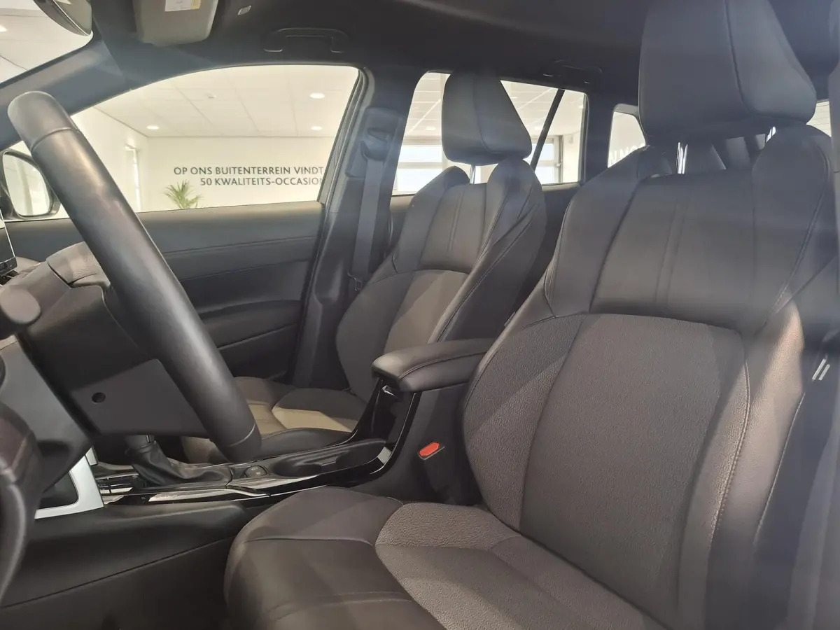 Hybrid 140 Style | ADAPTIEVE CRUISE CONTROL | PARKEERSENSOREN VOOR EN ACHTER | ACHTERUITRIJCAMERA | STOEL- EN STUURVERWARMING | ELEKTRISCH BEDIENBARE ACHTERKLEP |