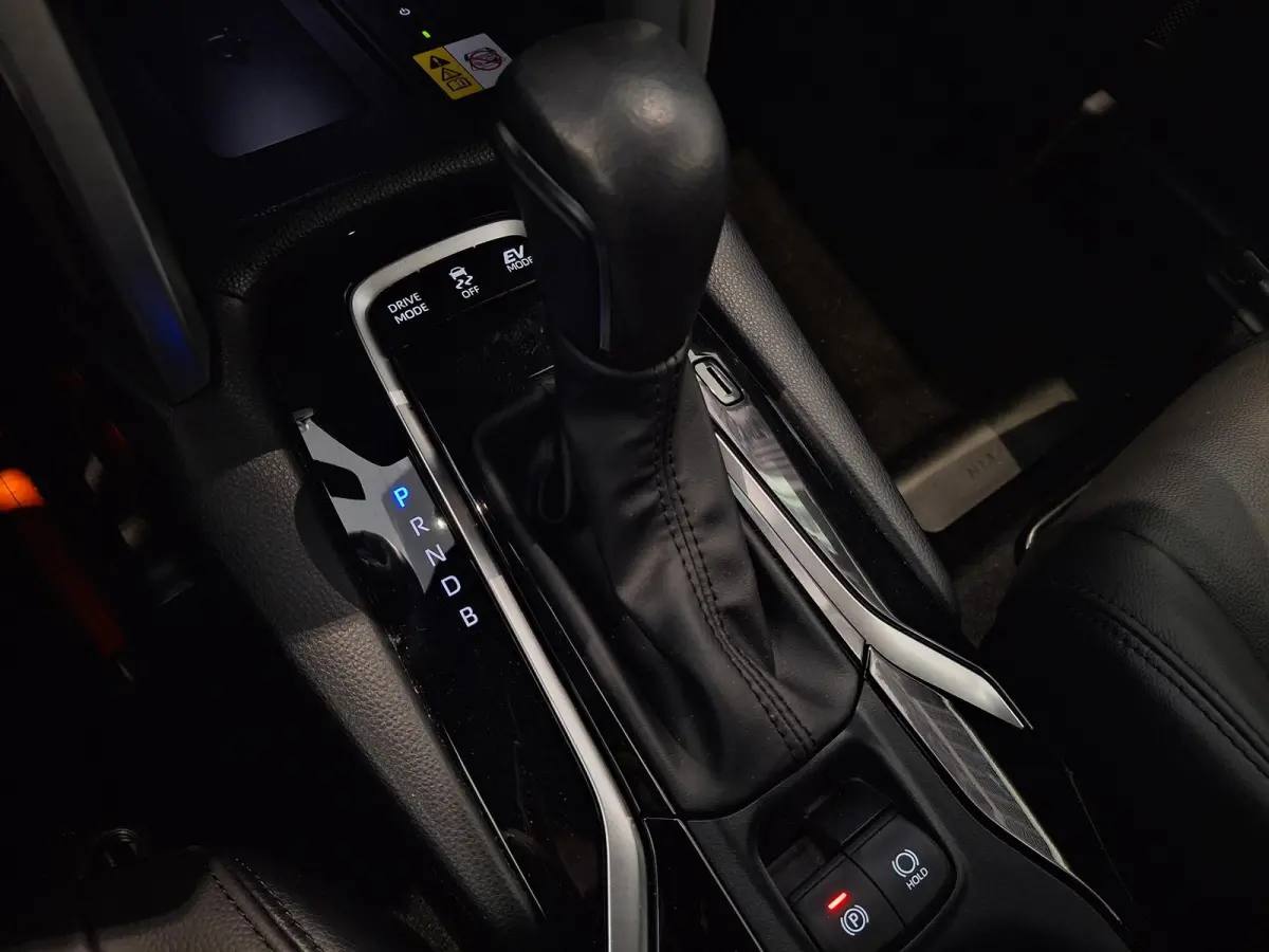 Hybrid 140 Style | ADAPTIEVE CRUISE CONTROL | PARKEERSENSOREN VOOR EN ACHTER | ACHTERUITRIJCAMERA | STOEL- EN STUURVERWARMING | ELEKTRISCH BEDIENBARE ACHTERKLEP |