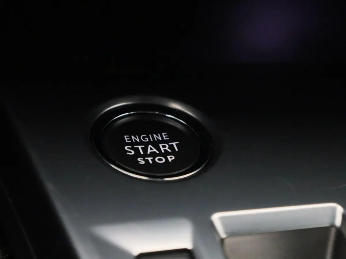 1.2 PureTech Active Pack Business | Automaat | Navigatie | Virtual Cockpit | Lichtmetalen Velgen | Parekeersensoren | Keyless |