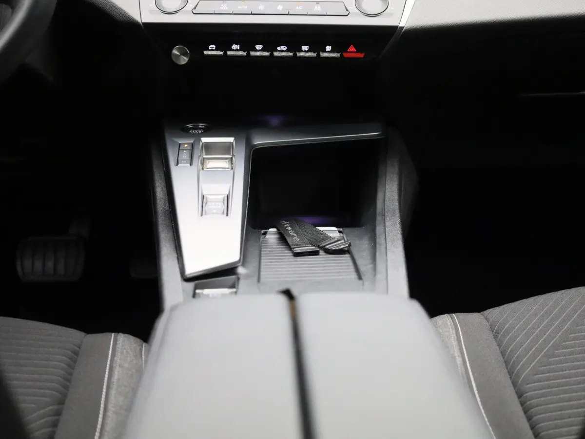 1.2 PureTech Active Pack Business | Automaat | Navigatie | Virtual Cockpit | Lichtmetalen Velgen | Parekeersensoren | Keyless |