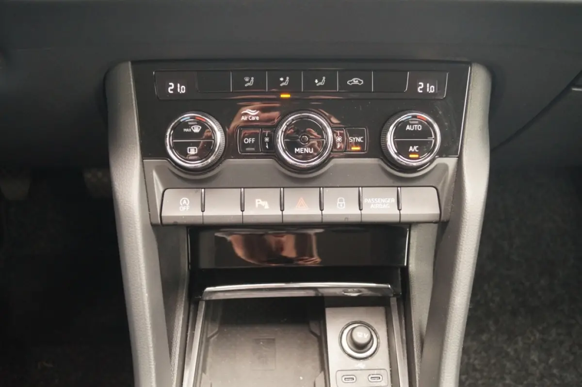 1.0 TSI Business Edition Plus -LED-ECC-CAM-TREKHAAK-
