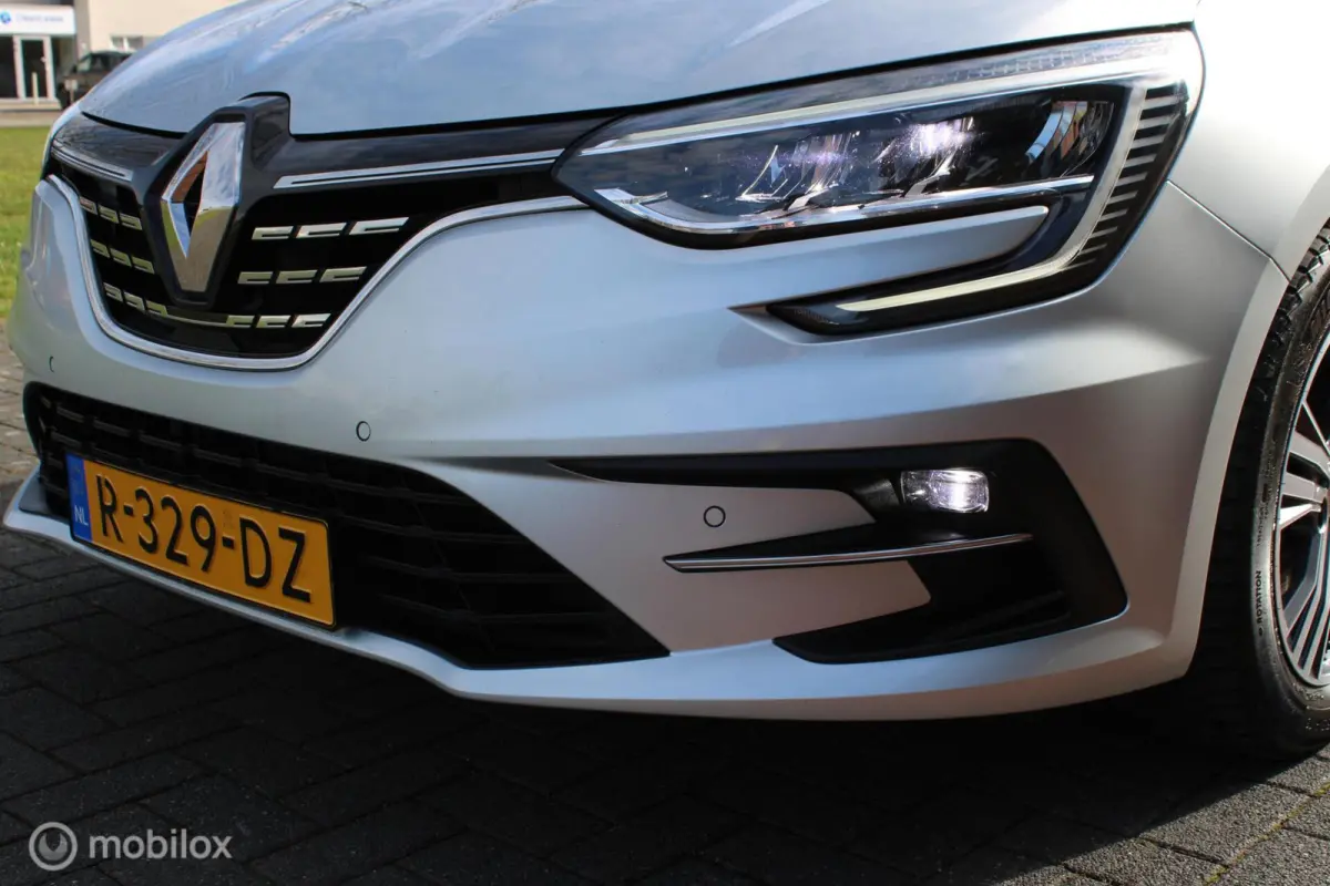 1.3 TCe Intens 140 pk, Pdc voor + achter, Full led, App connect, Clima, Navi, Cruise, Half leder, 16 inch Lmv.