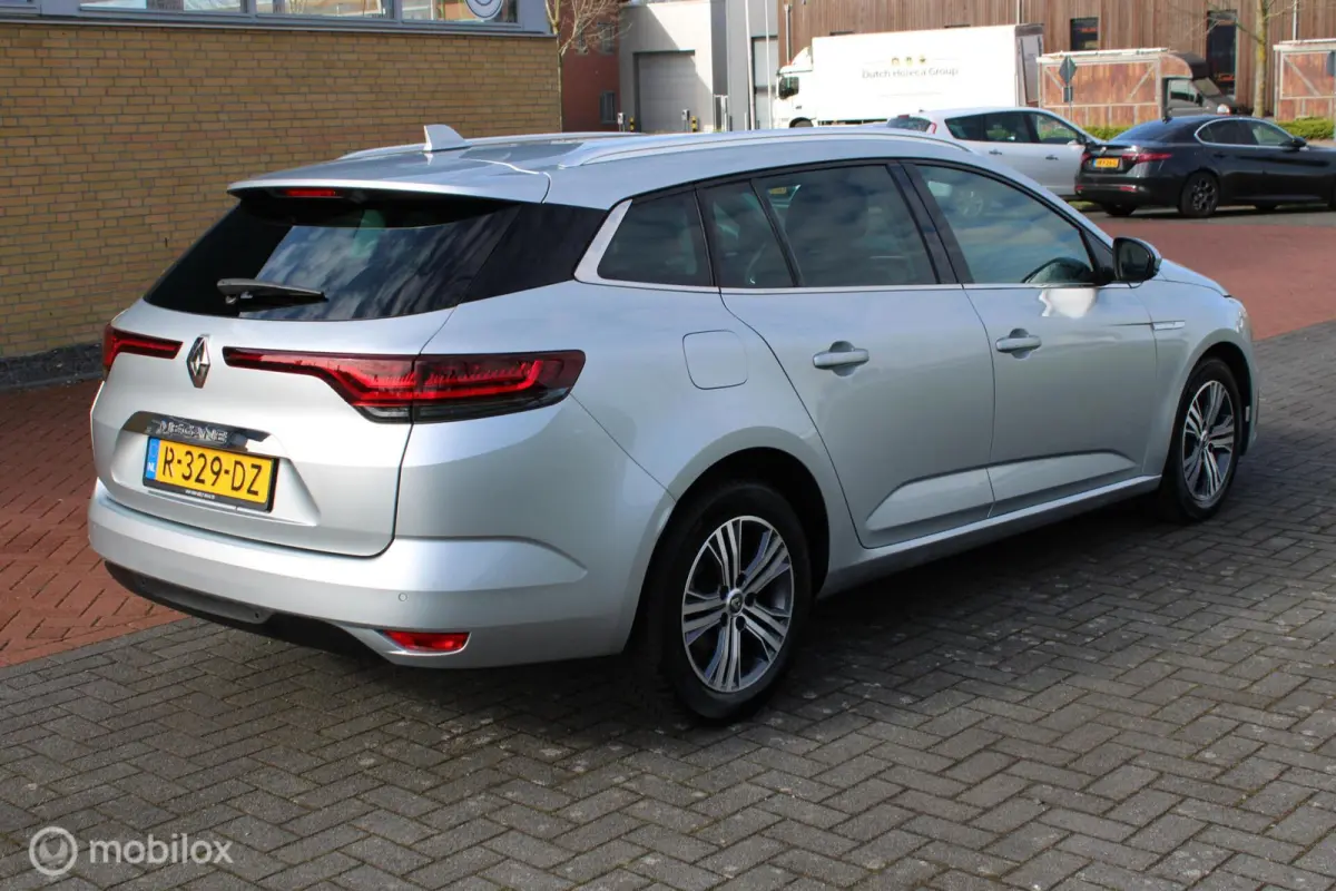 1.3 TCe Intens 140 pk, Pdc voor + achter, Full led, App connect, Clima, Navi, Cruise, Half leder, 16 inch Lmv.
