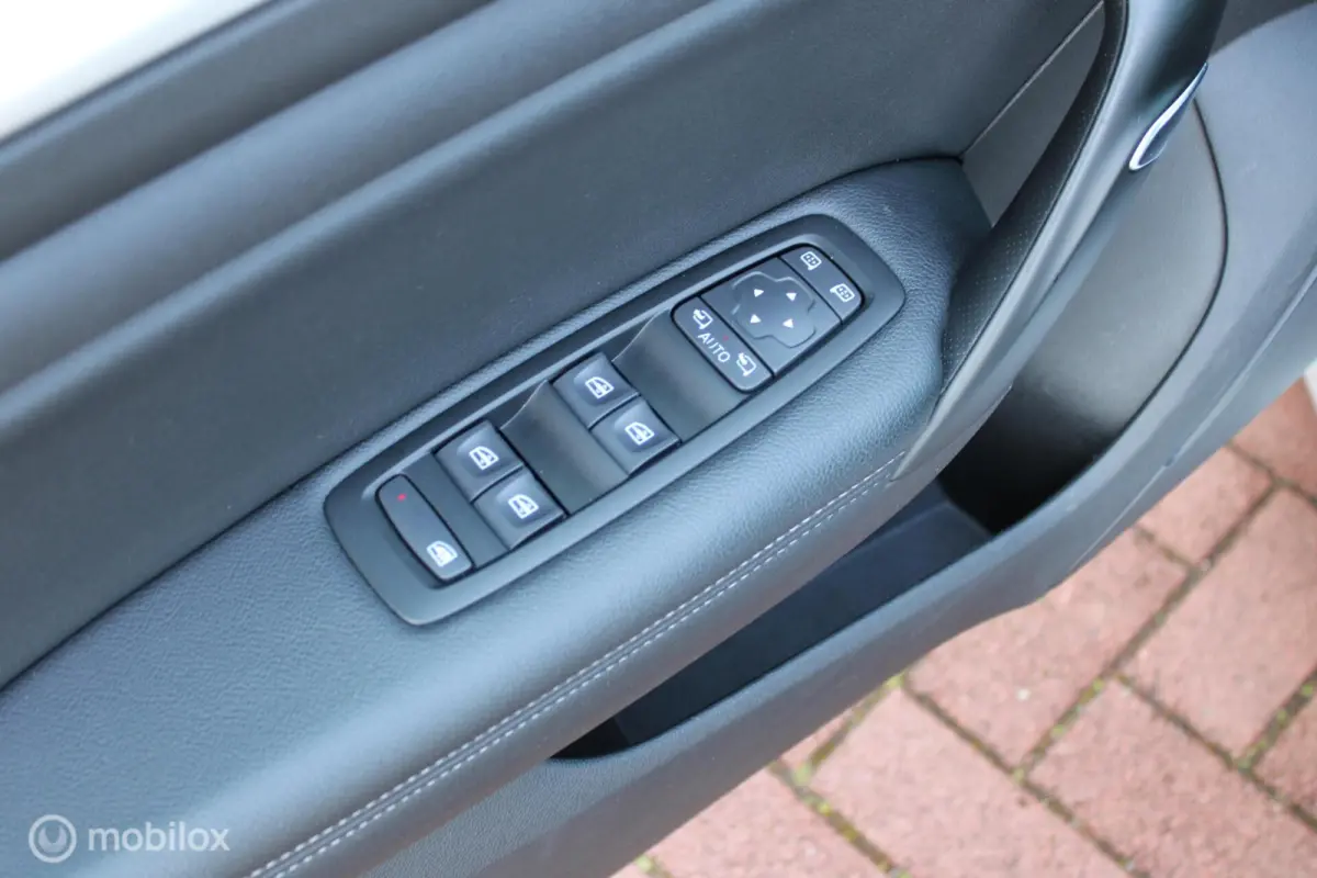 1.3 TCe Intens 140 pk, Pdc voor + achter, Full led, App connect, Clima, Navi, Cruise, Half leder, 16 inch Lmv.
