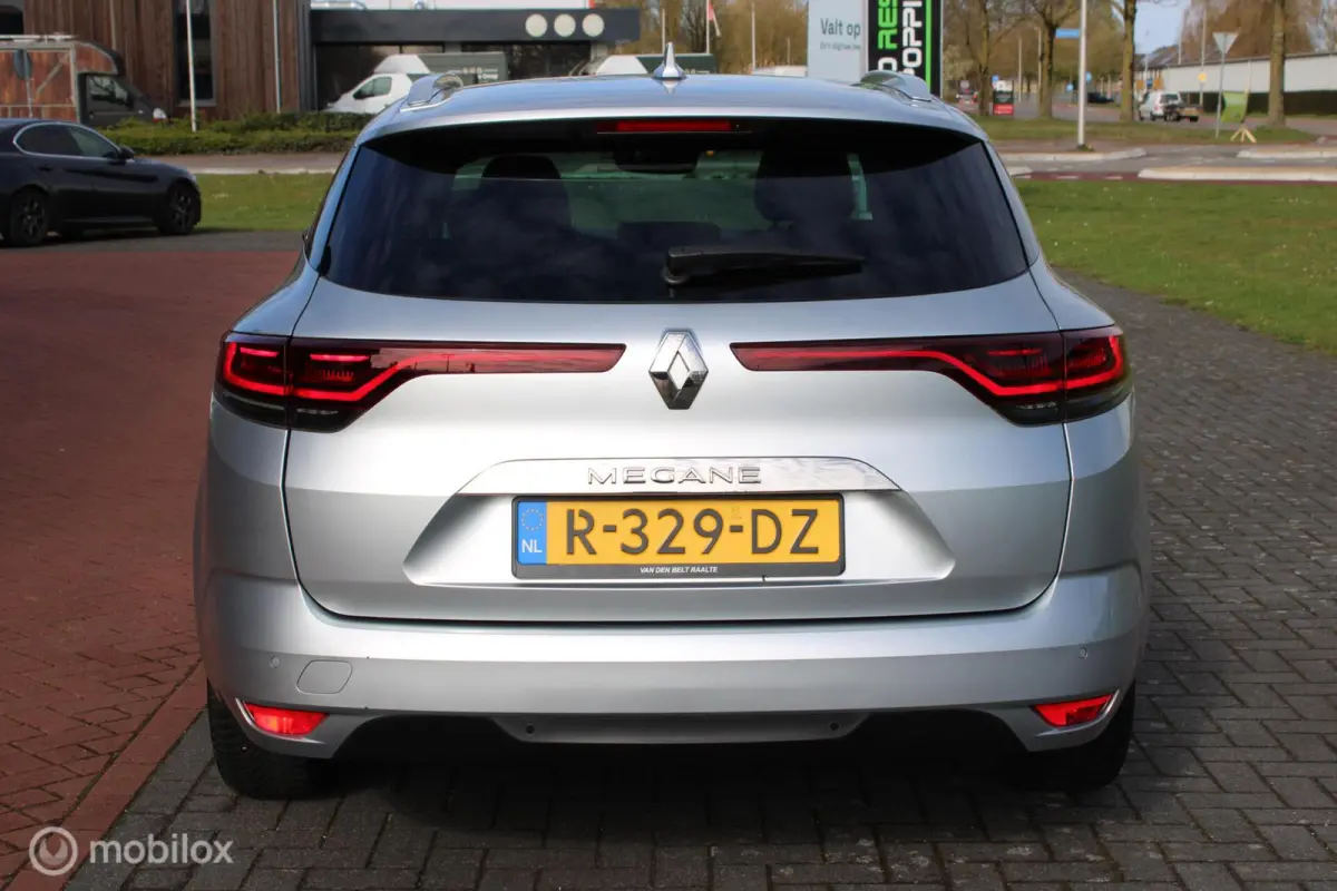 1.3 TCe Intens 140 pk, Pdc voor + achter, Full led, App connect, Clima, Navi, Cruise, Half leder, 16 inch Lmv.