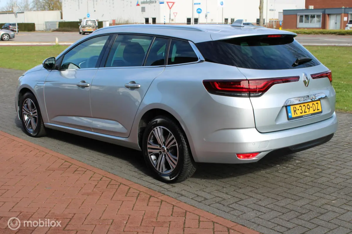 1.3 TCe Intens 140 pk, Pdc voor + achter, Full led, App connect, Clima, Navi, Cruise, Half leder, 16 inch Lmv.