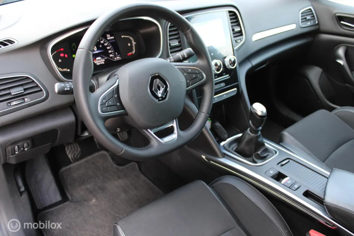 1.3 TCe Intens 140 pk, Pdc voor + achter, Full led, App connect, Clima, Navi, Cruise, Half leder, 16 inch Lmv.