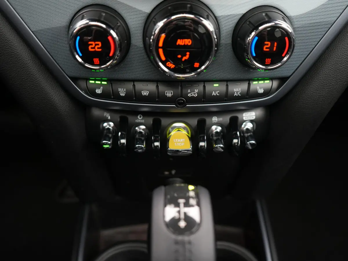 1.5 Cooper ALL4 Untamed Edition AUTOMAAT | SCHUIF/KANTELDAK | HARMAN KARDON | SPORTSTOELEN | NAVIGATIE | CAMERA | ADAPTIEVE CRUISE | CLIMA | STOELVERWARMING | APPLE CARPLAY | 12 MAANDEN BOVA