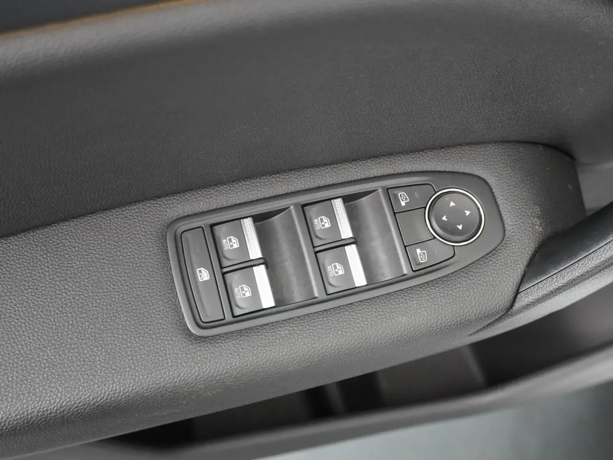 techno mild hybrid 140 | Trekhaak | Parkeercamera | Navigatie |