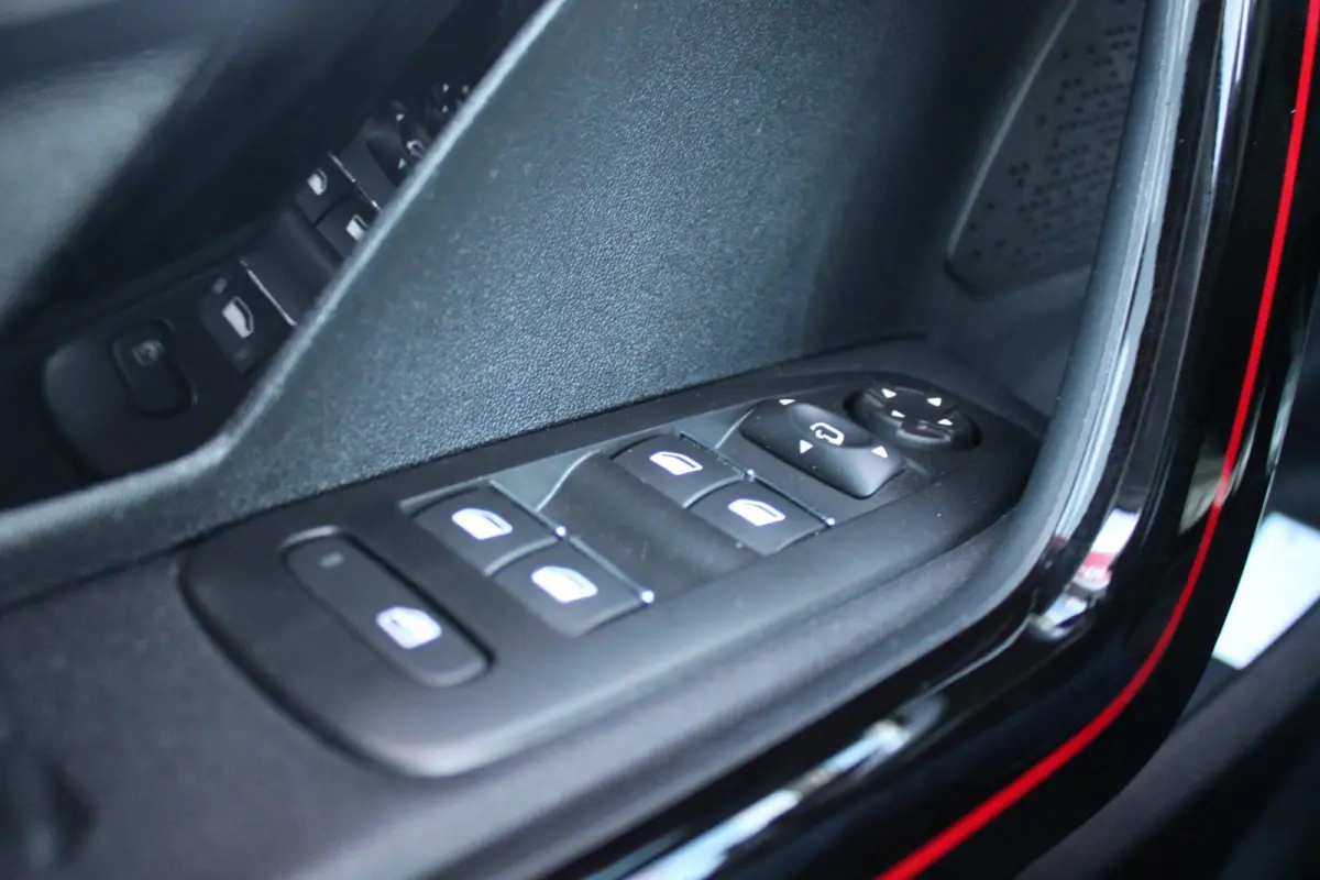 1.2 130PK GT-LINE | PANORAMA DAK | GRIP CONTROL | CRUISE CONTROL | DAB+ RADIO | APPLE CARPLAY/ANDROID AUTO | NAVIGATIE | ACHTERUITRIJ CAMERA | 17" LICHTMETALEN VELGEN "BLACK" | CLIMATE CONTR