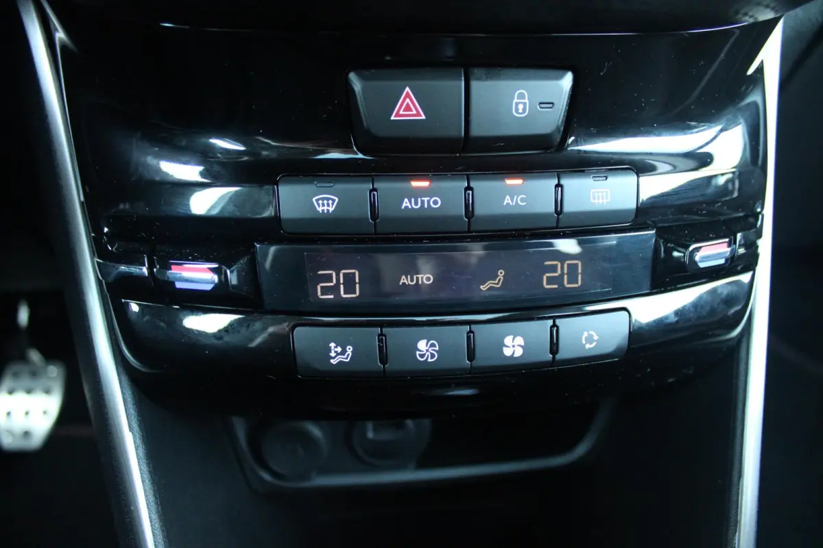 1.2 130PK GT-LINE | PANORAMA DAK | GRIP CONTROL | CRUISE CONTROL | DAB+ RADIO | APPLE CARPLAY/ANDROID AUTO | NAVIGATIE | ACHTERUITRIJ CAMERA | 17" LICHTMETALEN VELGEN "BLACK" | CLIMATE CONTR