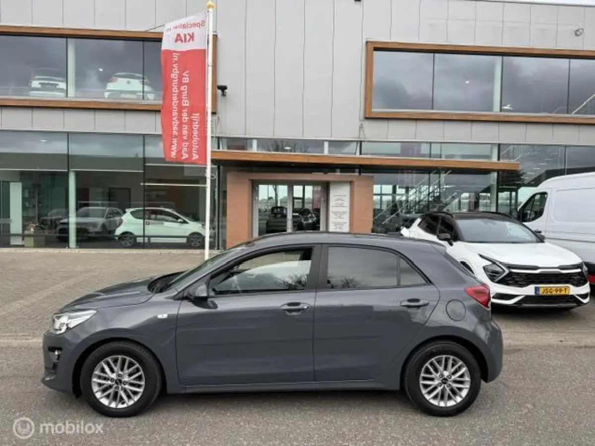 1.0 TGDI 100pk DynamicLine Apple carplay & Android auto Navigatie & Camera achter , Parkeerhulp , Electr. ramen en deurvergrendeling met afstand bediening , Priveglas