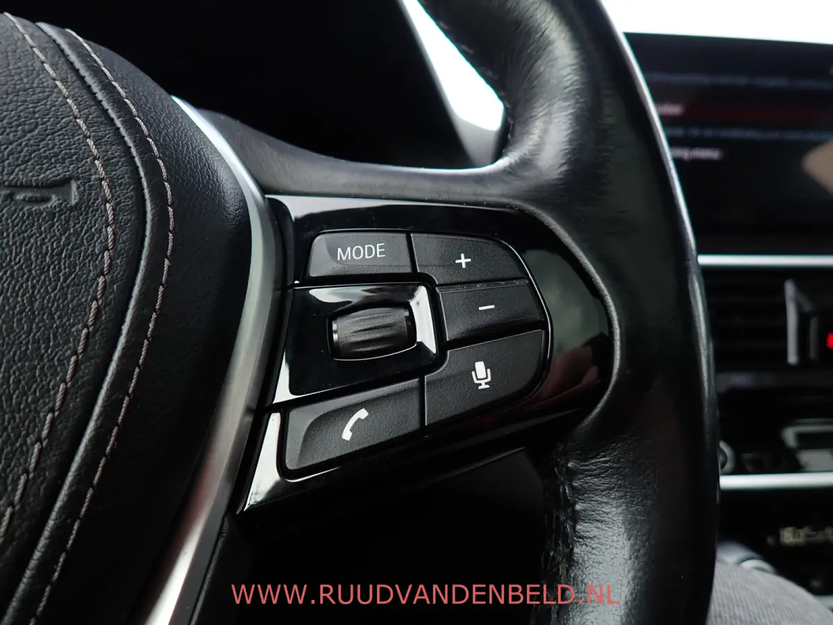 530d X-DRIVE SCHUIFDAK / CRUISE / CARPLAY / SPORTLEER / NAVI