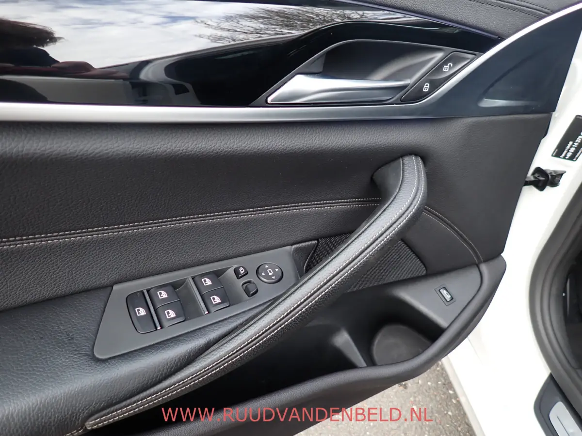 530d X-DRIVE SCHUIFDAK / CRUISE / CARPLAY / SPORTLEER / NAVI
