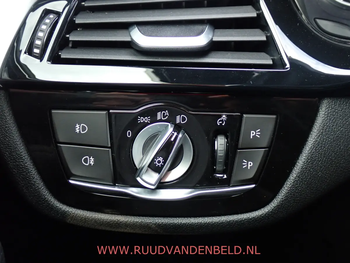 530d X-DRIVE SCHUIFDAK / CRUISE / CARPLAY / SPORTLEER / NAVI