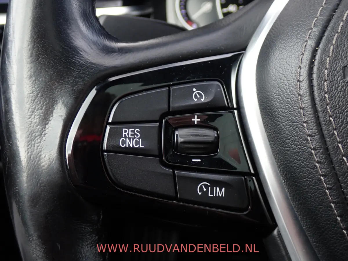 530d X-DRIVE SCHUIFDAK / CRUISE / CARPLAY / SPORTLEER / NAVI