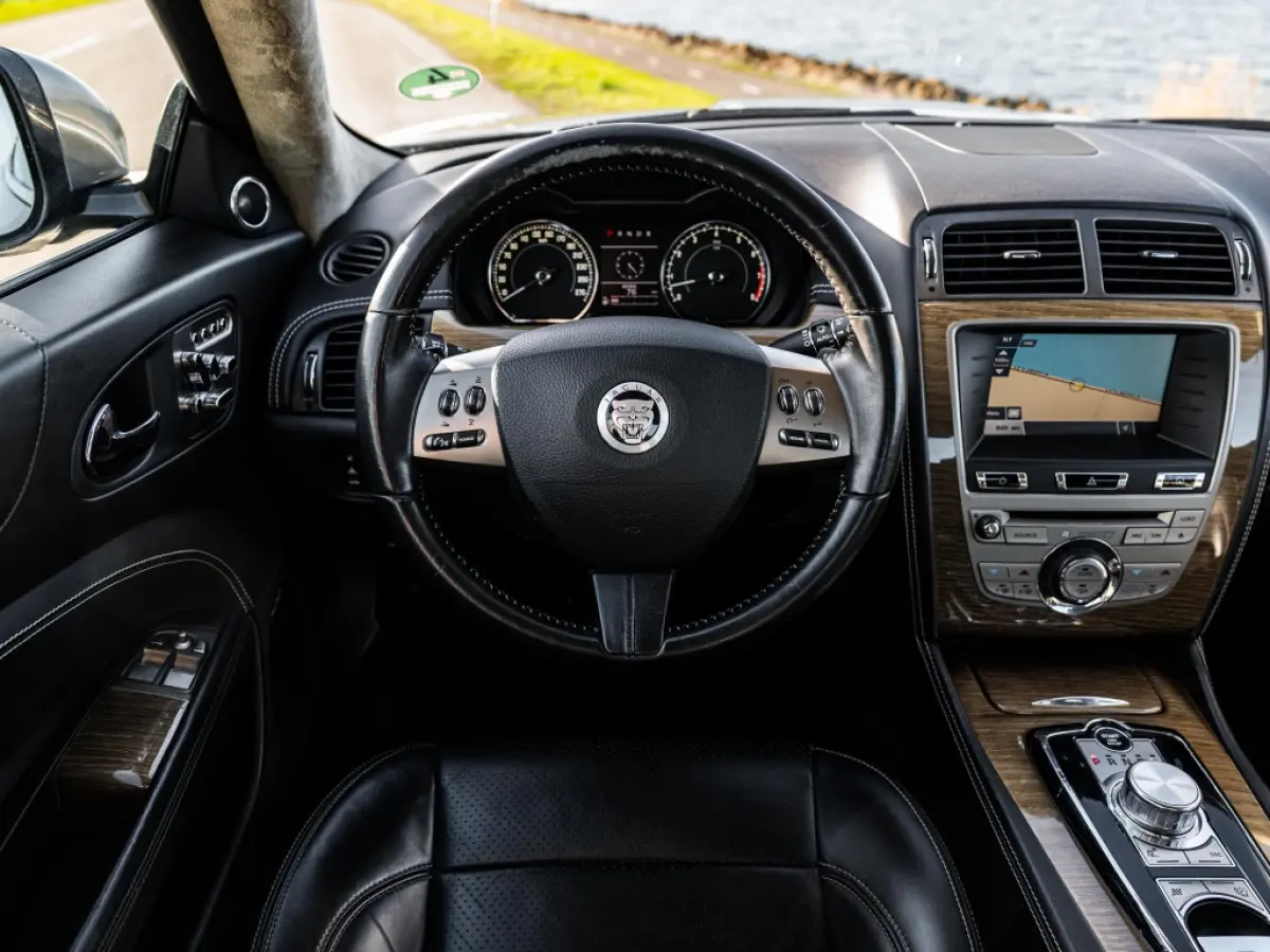5.0 V8 Portfolio B&W ACC NL/NAP