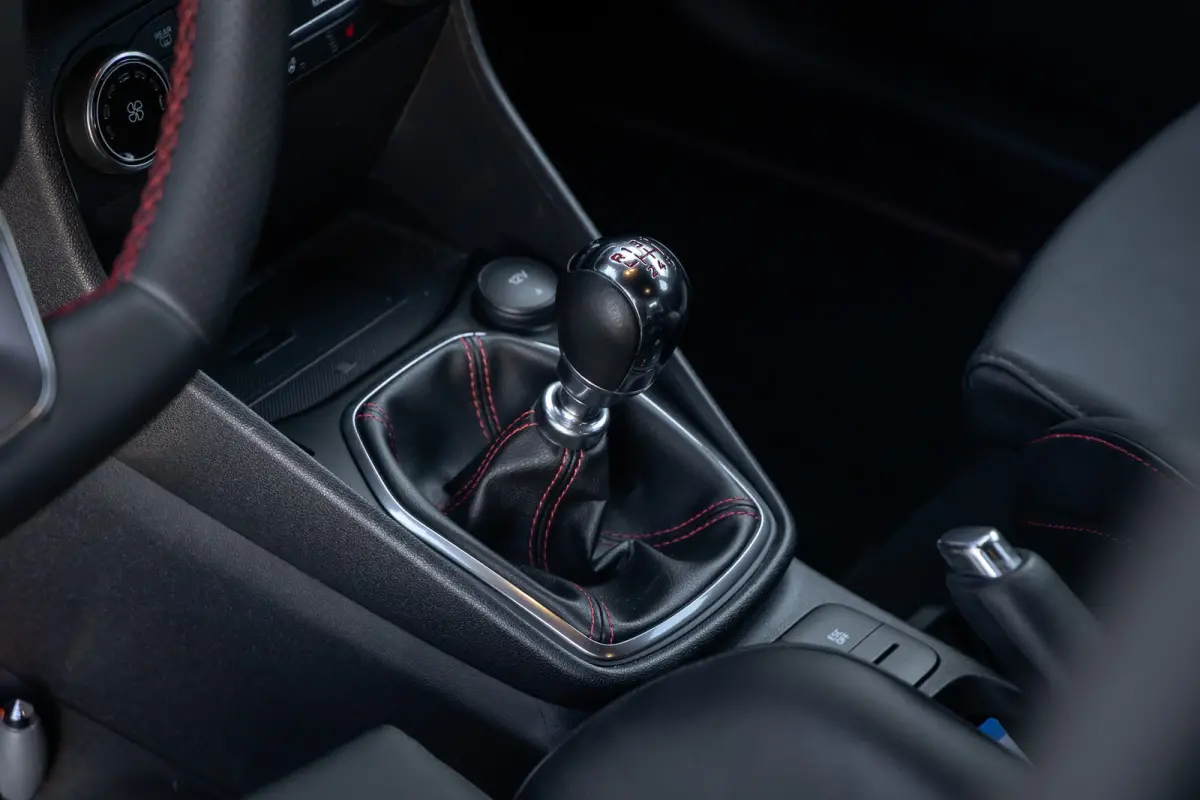 1.5 Ecoboost ST-X | 200pk. | Winterpack | Apple Carplay/Android Auto | Camera | 18'' inch L.M. Velgen | Achteruitrijcamera | Airco (automatisch) | Matrix LED koplampen