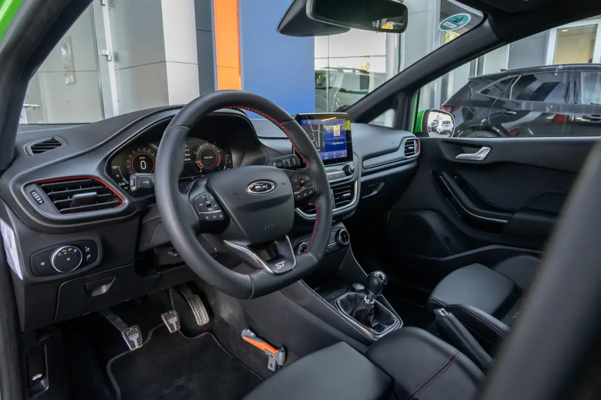 1.5 Ecoboost ST-X | 200pk. | Winterpack | Apple Carplay/Android Auto | Camera | 18'' inch L.M. Velgen | Achteruitrijcamera | Airco (automatisch) | Matrix LED koplampen