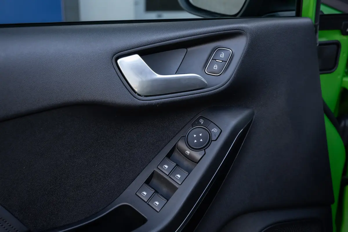 1.5 Ecoboost ST-X | 200pk. | Winterpack | Apple Carplay/Android Auto | Camera | 18'' inch L.M. Velgen | Achteruitrijcamera | Airco (automatisch) | Matrix LED koplampen