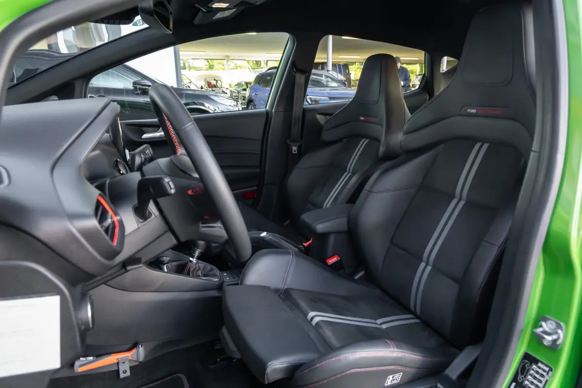 1.5 Ecoboost ST-X | 200pk. | Winterpack | Apple Carplay/Android Auto | Camera | 18'' inch L.M. Velgen | Achteruitrijcamera | Airco (automatisch) | Matrix LED koplampen