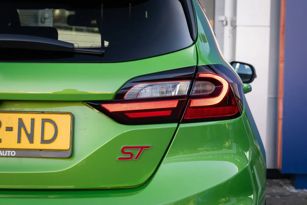 1.5 Ecoboost ST-X | 200pk. | Winterpack | Apple Carplay/Android Auto | Camera | 18'' inch L.M. Velgen | Achteruitrijcamera | Airco (automatisch) | Matrix LED koplampen